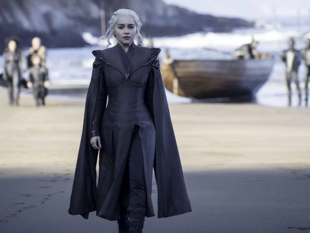 daenerys-targaryen en pose de leader charismatique (source : https://www.telestar.fr)